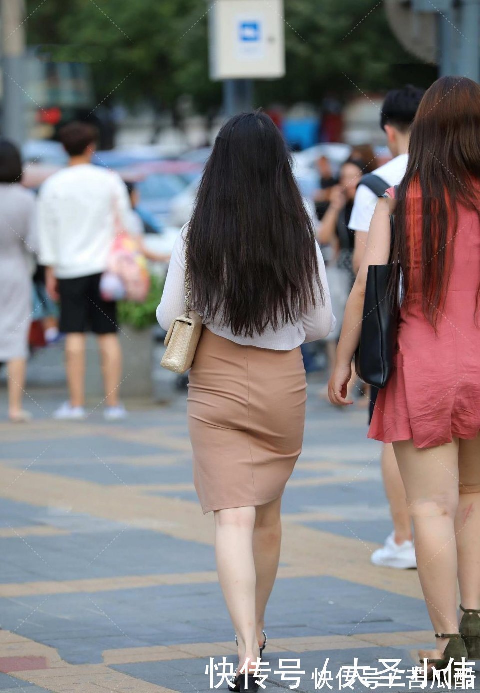 美女街拍:气质美女真是太有魅力了! 是我喜欢的类型,想请她吃顿饭聊聊天