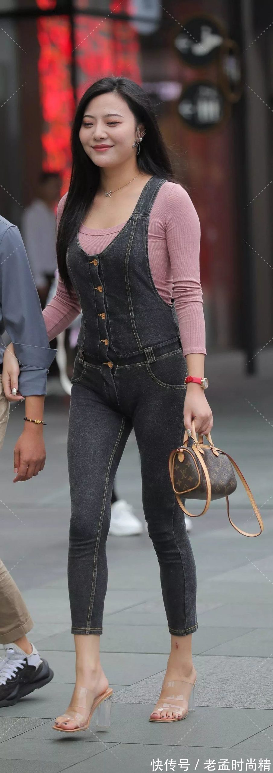 性感 街拍连体牛仔裤性感有魅力美女风姿果然不一般!