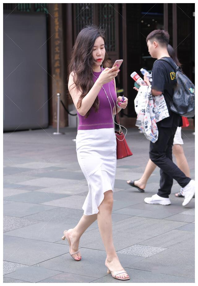 穿起来|街拍:紫色的无袖上衣,搭配白色的裙装,凸显着成熟的独特韵味