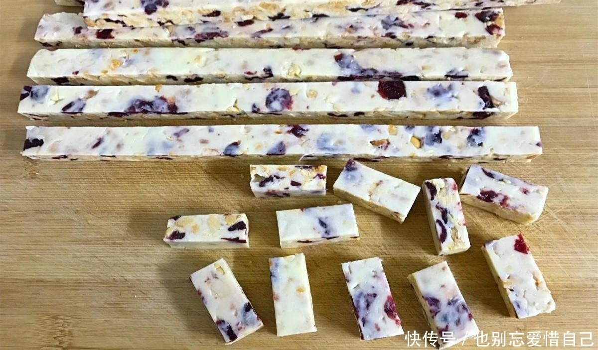 儿子爱吃牛轧糖不用花钱买,自己在家就能做,简单好做无添加