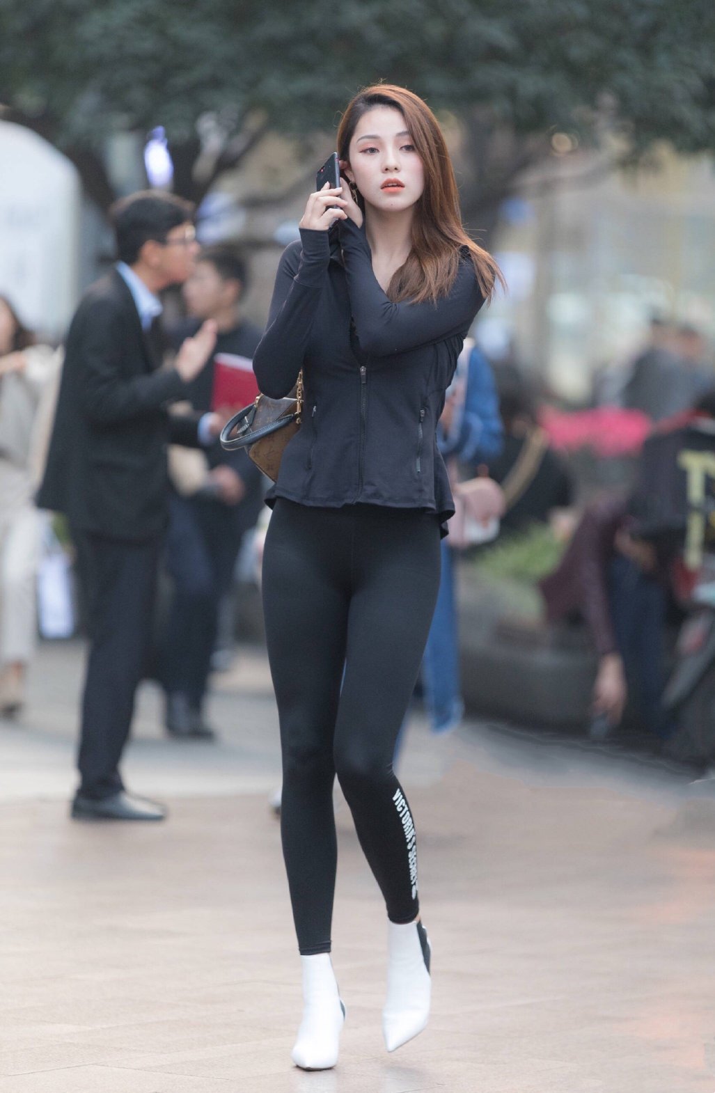 小姐姐一身黑色的简约打底裤, 拉长身材曲线的同时, 也轻松的从人群中脱颖而出!