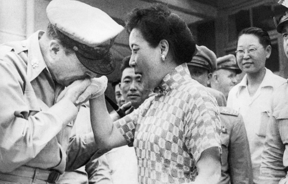 原因|士兵当众对宋美龄动手动脚,得知原因后,宋美龄笑了,还请他吃饭