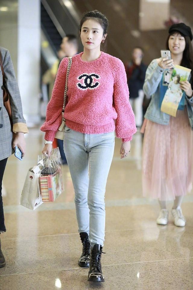 章若楠 秋天凉了别再露腿了,毛衣+长裤温暖又时髦,贼好看