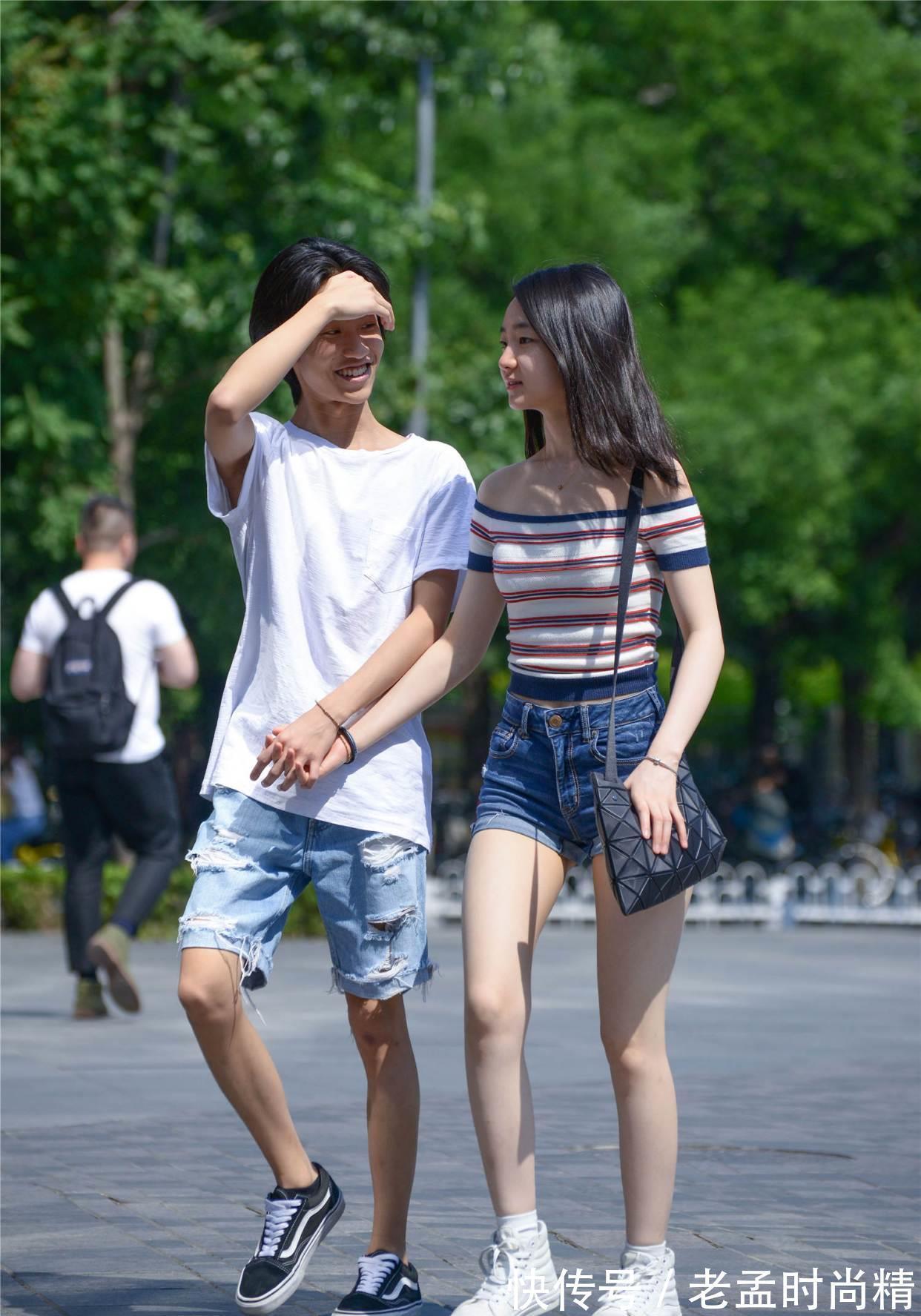 姑娘|修身的牛仔短裤,搭配一双小白鞋,骨感身材的夏季搭配很简单