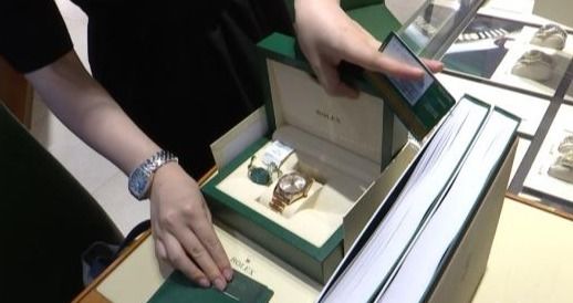 帝舵|女子花30万买到11年前库存劳力士，商场终于回应了