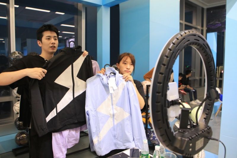 chris|国潮国货齐聚，“时尚之夜”燃爆北外滩