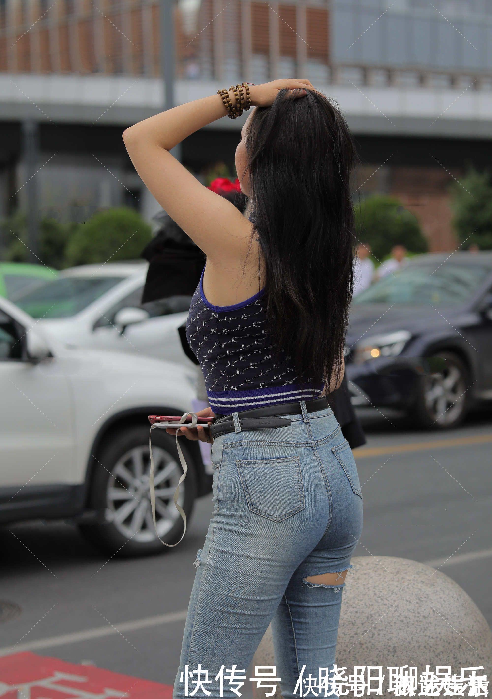 牛仔裤 字母图案背心搭配时髦设计牛仔裤,透明果冻鞋,美丽又显白