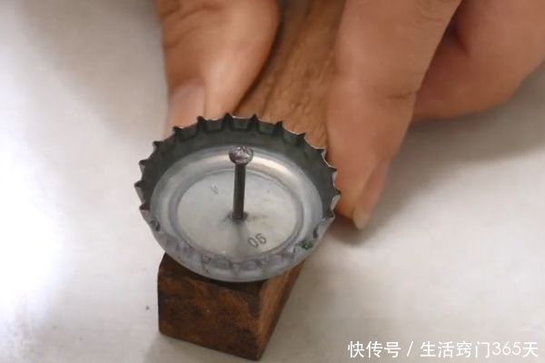 啤酒瓶盖变废为宝|在木棍上钉2个啤酒瓶盖,没想到还有这个妙用,学会受用一生!