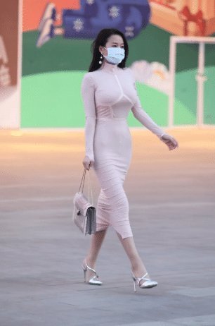 气质 街拍:粉色长袖连衣裙打造独特气质,超衬御姐风,简约耐看更迷人
