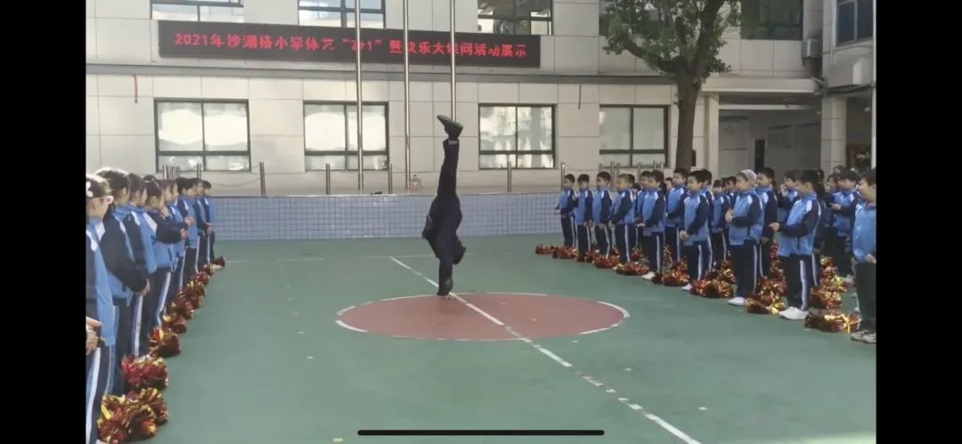 扫地僧|45岁校长给小学生表演“绝活”，孩子们看呆了