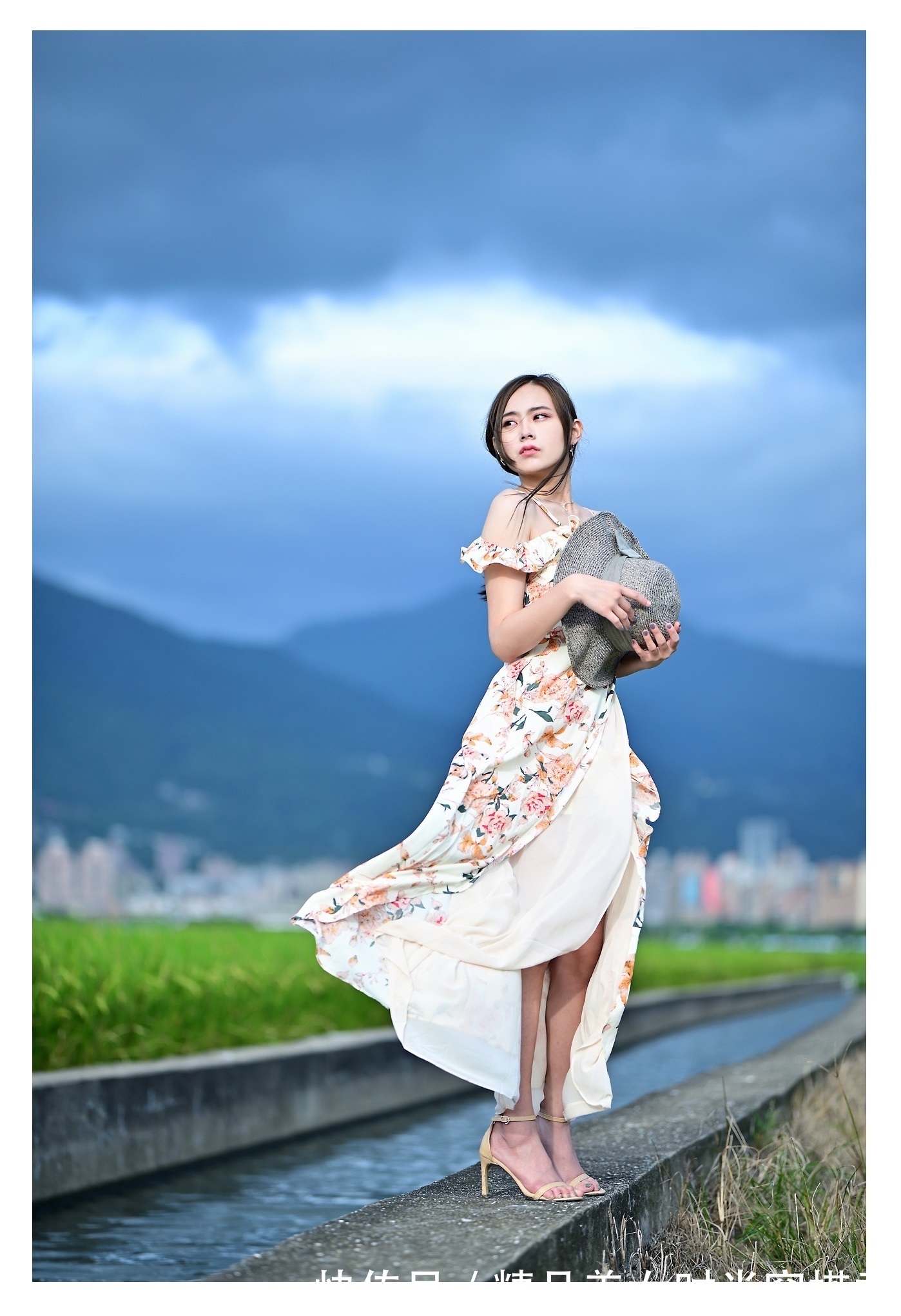 淡雅|清新淡雅的连衣裙更显轻盈飘逸,彰显出女性简洁大方的优雅力