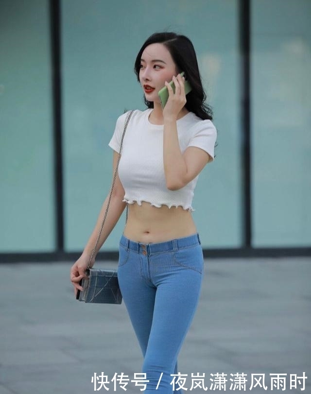 简单|都市时尚女性穿搭,简单的短T恤加牛仔,照样魅力十足