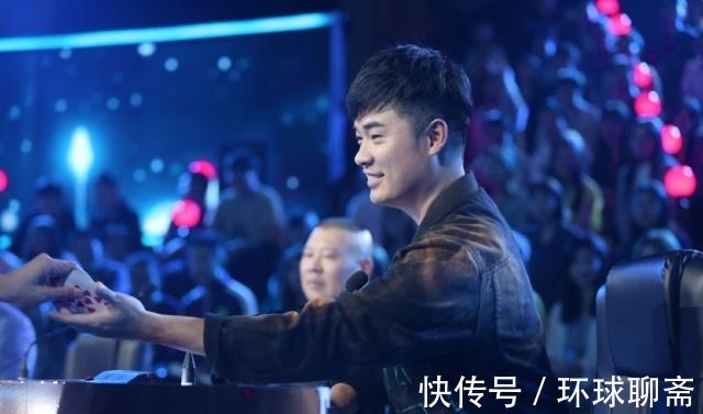 馮小剛|《笑傲江湖》啃蘿卜惡俗表演竟然過關(guān),評委陳赫真不如馮小剛