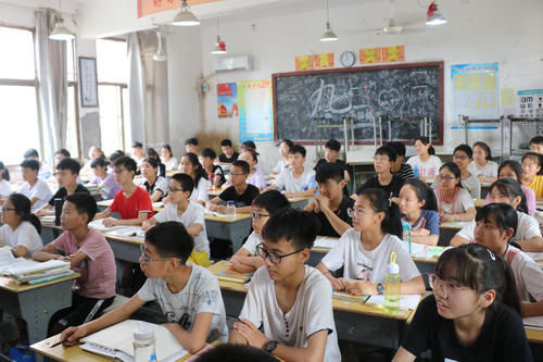 男生|学校公布“中学生发型标准”引争议,男生留寸头,女生难接受