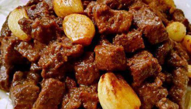 美食精选：番茄焖排骨，蒜香牛肉，水煮肉片，糖醋藕丸的做法