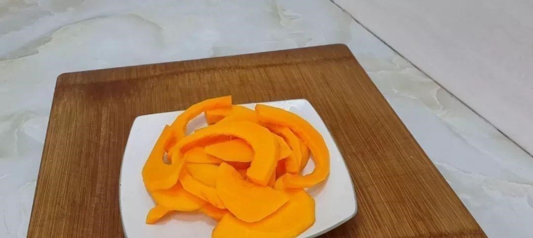 半个南瓜,1个鸡蛋,不用一滴水,比油条做法简单,比蛋糕都好吃