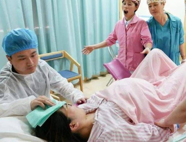 医生|分娩时遇上男医生,产妇要求换人,医生一句话化去了尴尬