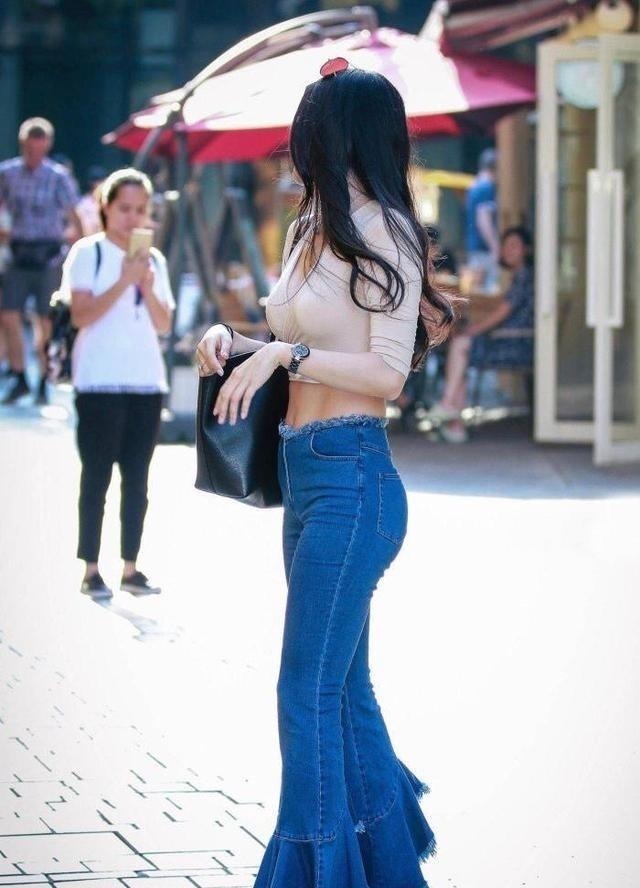 喇叭裤 喜欢气质的美女,一身简约时髦的穿搭,减龄又显魅力十足
