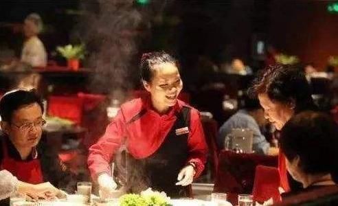 服务员|吃海底捞时,服务员“最怕”遇到的4种人,老板下次别让他进门
