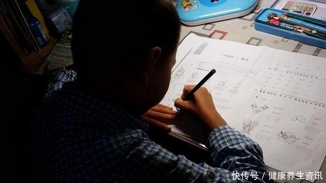 熬夜|孩子被罚抄“22页”,熬夜到凌晨,第2天父亲做了一个大胆决定!