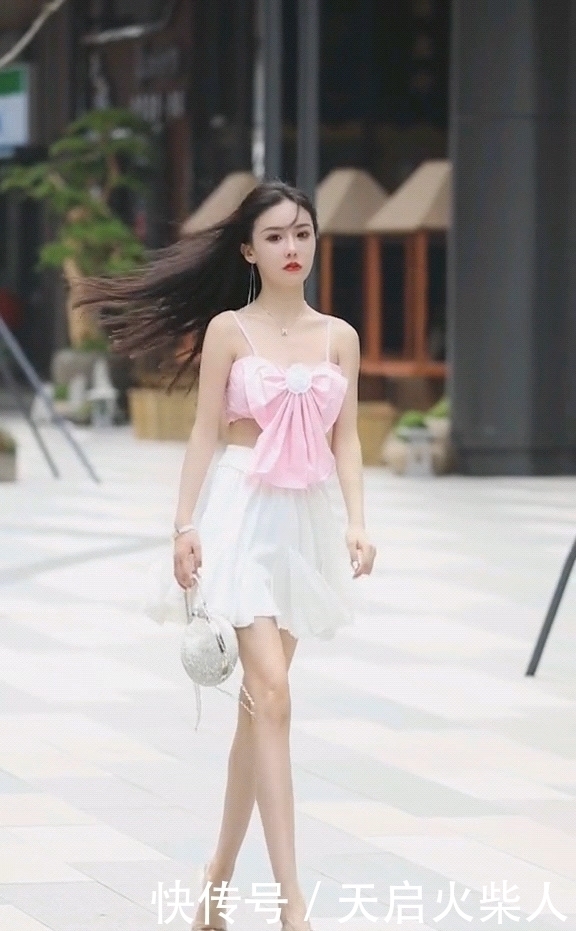 街拍粉红蝴蝶结甜心公主,少女气质尽显,可爱穿搭超甜美
