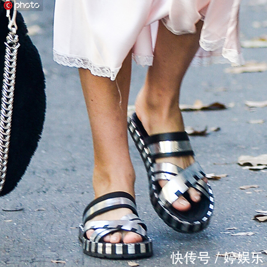 香奈儿 一不小心把澡堂专用拖鞋穿出街,却收到了无数羡慕的目光…
