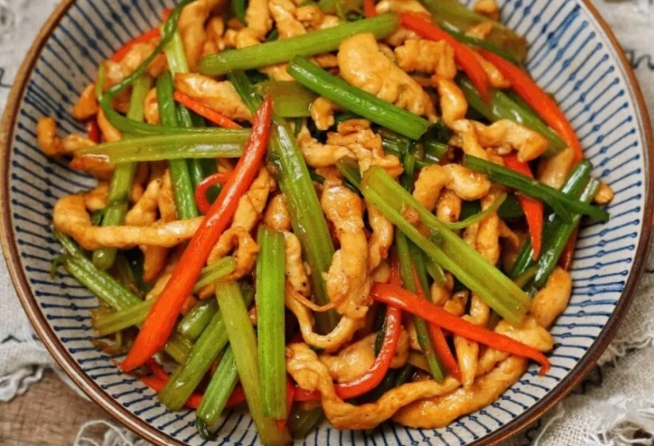 芹菜胡萝卜炒鸡肉和辣椒炒肉