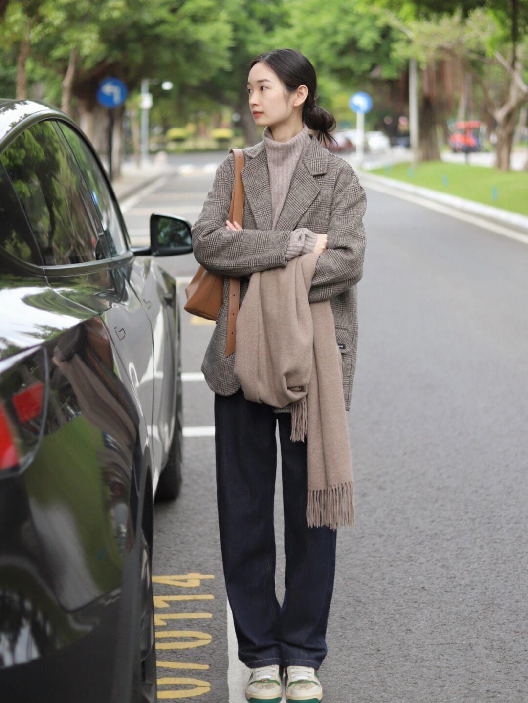 毛衣|冬天打底衫怎样选?一件红色针织衫+白色牛仔裤,休闲又显气色!