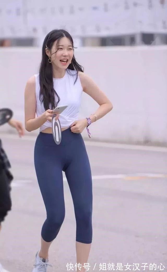 搭配 打底裤的装扮唯美动人彰显简约利落气质,在品位中彰显时尚!
