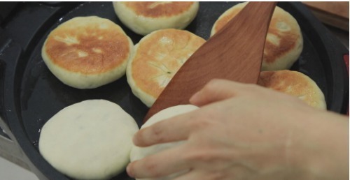 一碗面粉，一盆素馅，不用蒸，快速做蓬松柔软发面馅饼，好吃极了