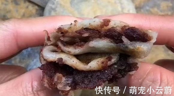 最近我家没少吃它,包一物按成饼,煎一煎出锅,外皮筋道馅香甜,美味