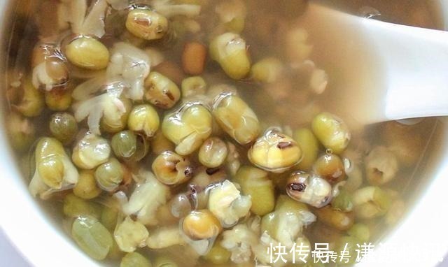 不管煮红豆还是绿豆,别直接下锅煮,多加一步,几分钟轻松煮开花