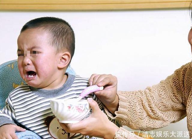 孩子被鱼刺卡喉怎么办吞饭、喂醋纯属害娃，正确做法就两步