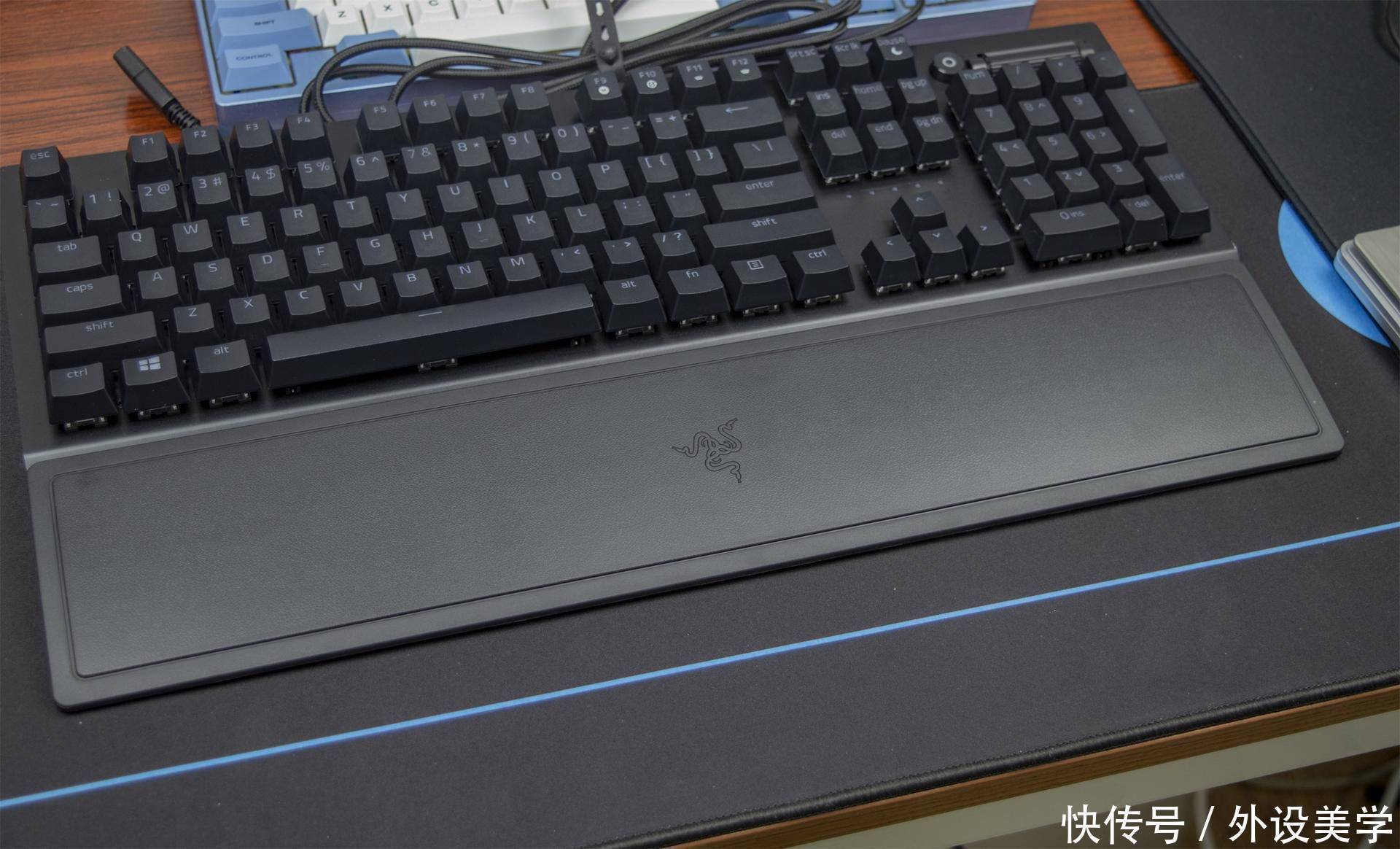 雷蛇|以灯之名,传奇再续:雷蛇黑寡妇 V3 绿轴版开箱