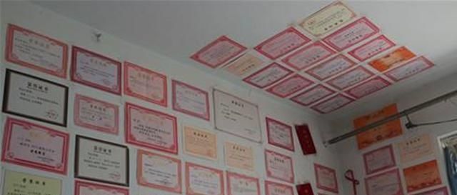 父母|孩子的奖状贴满家里墙壁,父母却高兴不起来,网友这谁能高兴