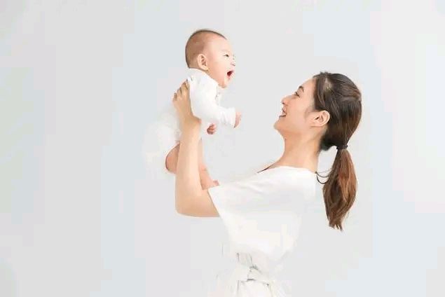 动作|6个月宝宝发育得好不好看这5个方面,都具备说明娃发育的好