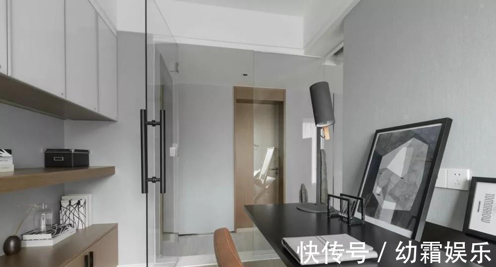 原木色|夫妻的现代简约三居，黑白灰+原木色高雅轻奢，小书房最酷，晒晒