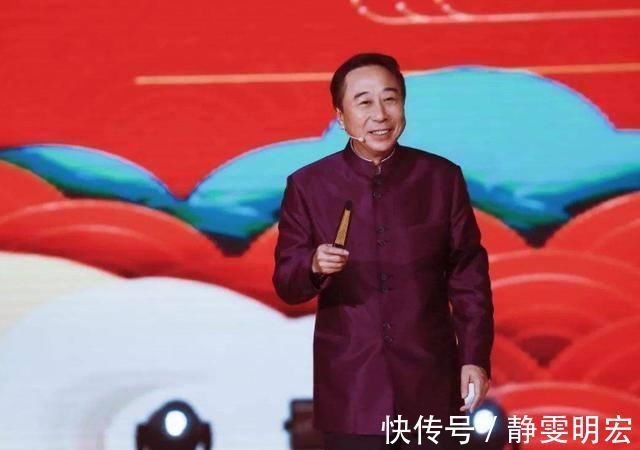 徐静蕾#冯巩书法得到了专家的认可,字迹洒脱,行云流水,颠覆你的审美