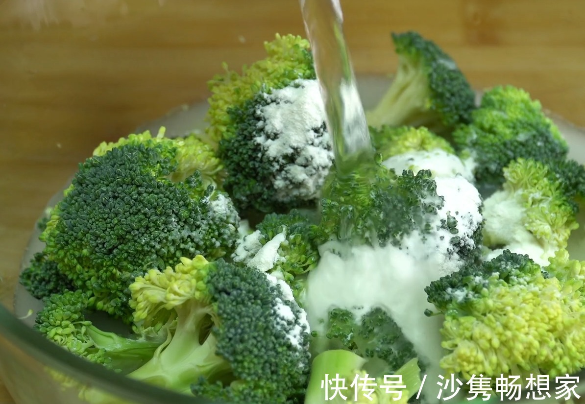 西兰花鸡蛋|用西兰花做早餐，没想到这么好吃，宣软筋道，营养又解馋，超简单