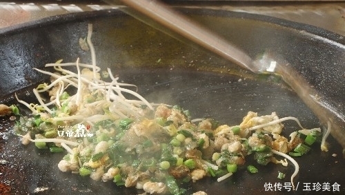 藏身拐角巷弄,一家小破店,只卖两种吃的,排队都排到大街上去了