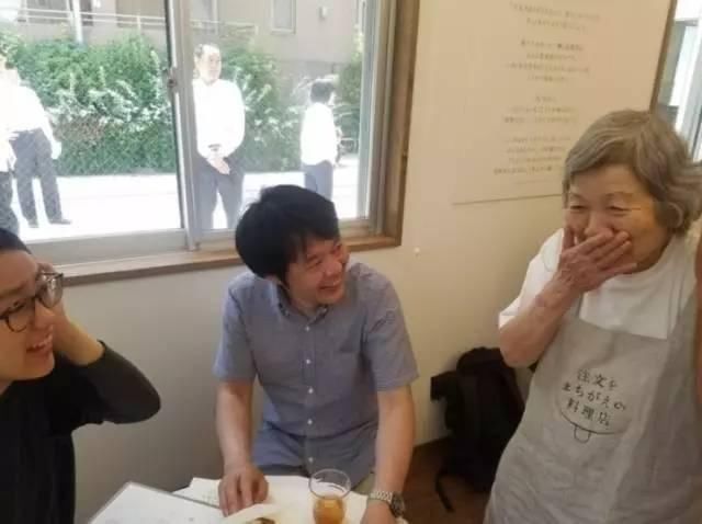 天天|这家餐厅服务员是6个老奶奶,天天上错菜,却让人来了都不想走…