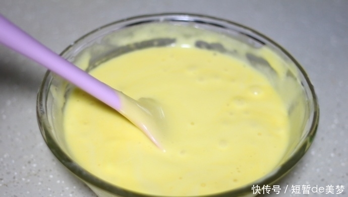 炎热的夏天,来一份酸酸甜甜的百香果慕斯,解暑又开胃!