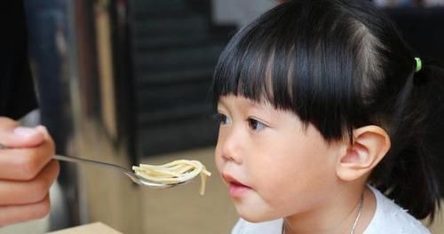 软饭|让孩子每天吃一碗“软饭”,伤脾又不利于长高,很多家长都是这么喂