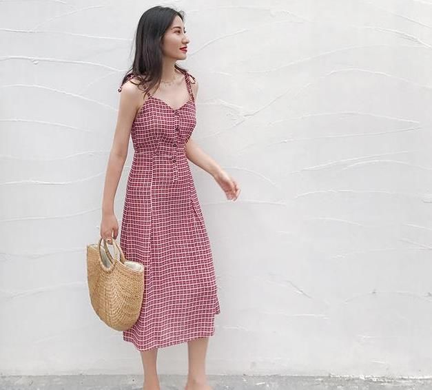 吊带裙时装搭配,勾勒出纤细腰线,彰显优雅女人味