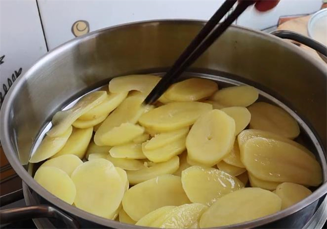 一日三餐|土豆丸子怎么做好吃？原来做法诀窍如此简单，一做一大盘不够吃