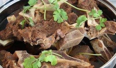 看清|请人吃28元牛骨自助,却因为没看清一行小字,结账时瞬间尴尬了