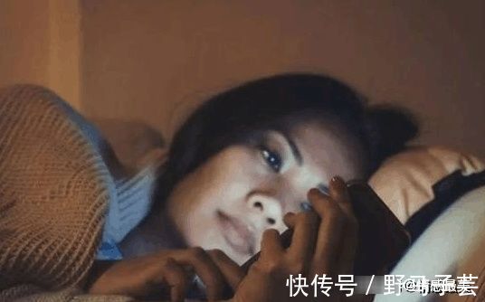 宝宝|怀孕期间, 你知道孕妈熬夜玩手机时, 腹中的“胎宝”在干什么
