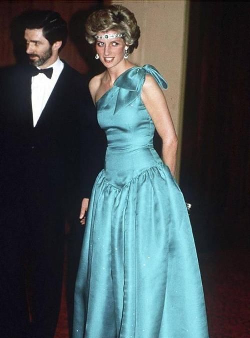 额头|狗链子戴额头上,珍珠项链背部反戴,戴安娜的时髦凯特梅根追不上