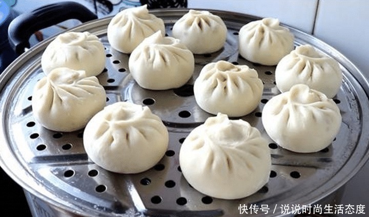 无论做什么馅的包子,不要上锅就蒸,多加一步,包子暄软不塌陷