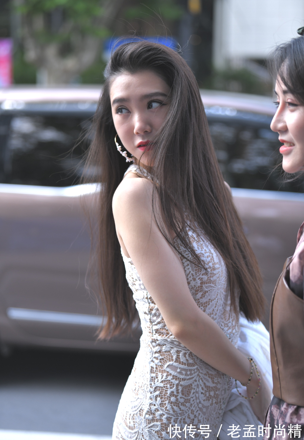穿搭|街拍:出门匆忙的“大姐姐”,头发虽然毛躁,但“紧身裙”却是时髦优雅